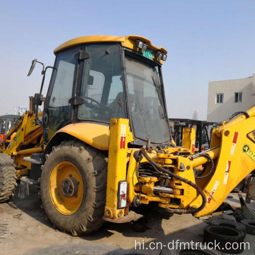 पुराने मॉडल JCB 3CX बैकहो लोडर का इस्तेमाल किया गया